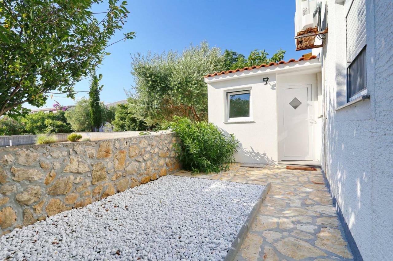 Villa Neyla Vir Exterior photo
